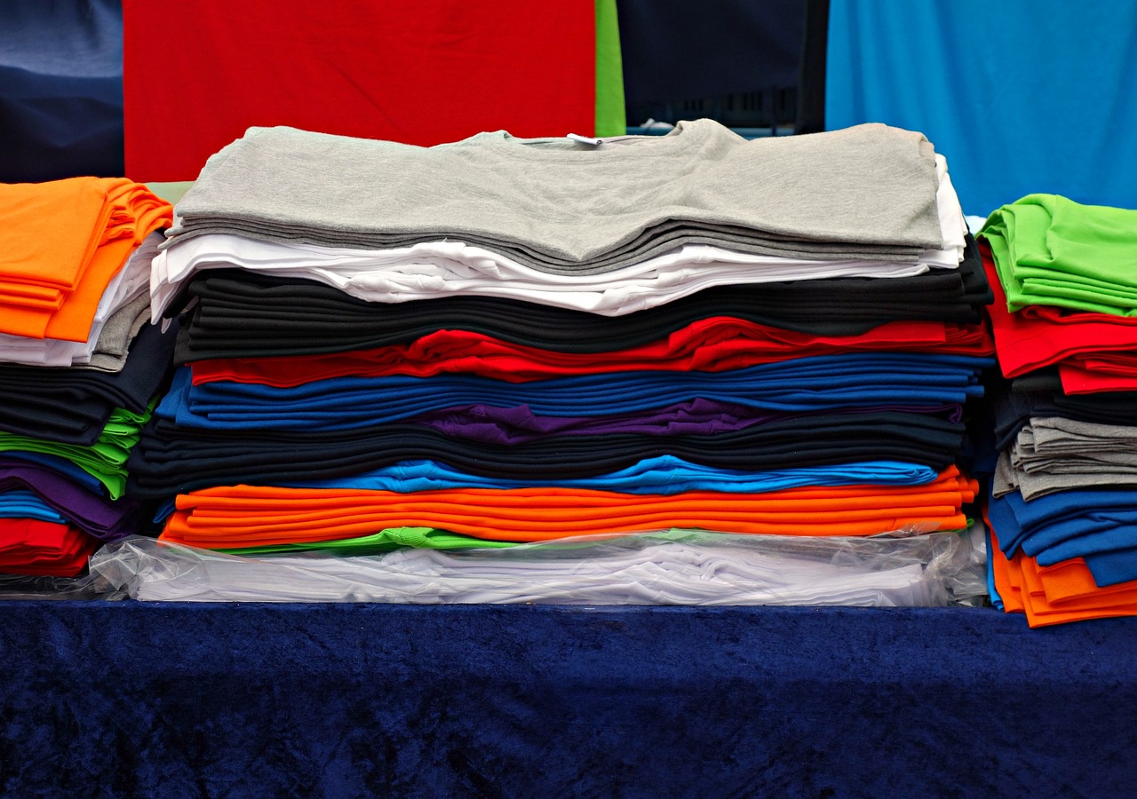 Wie legt man am besten T-Shirts zusammen?